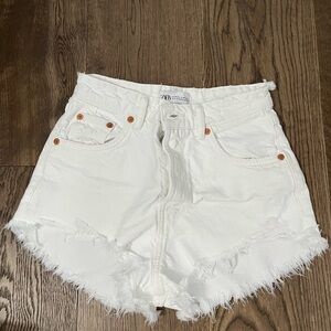 white zara jean shorts